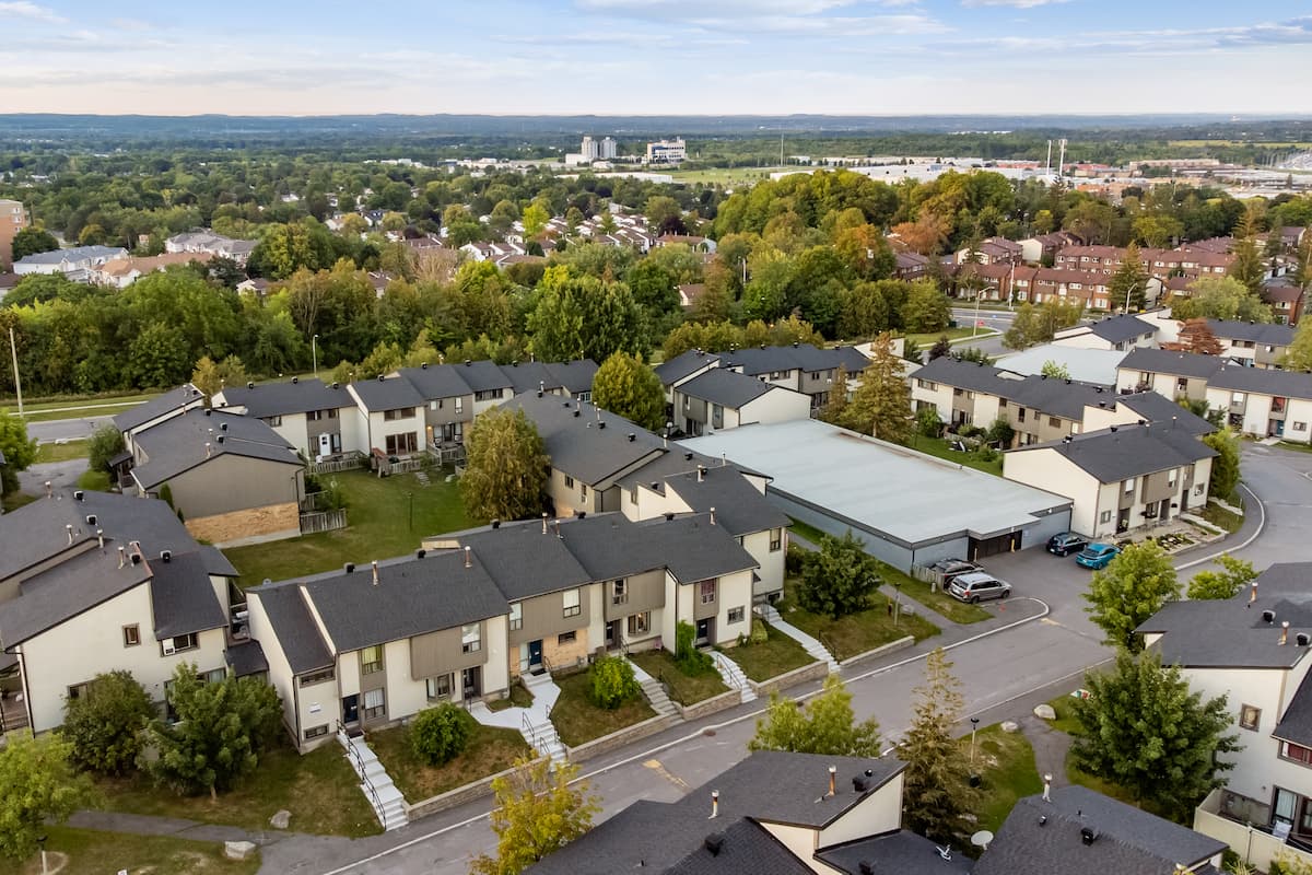 https://www.capreit.ca/wp-content/uploads/2021/11/Beaconwood-townhomes-ottawa-ON-drone.jpg