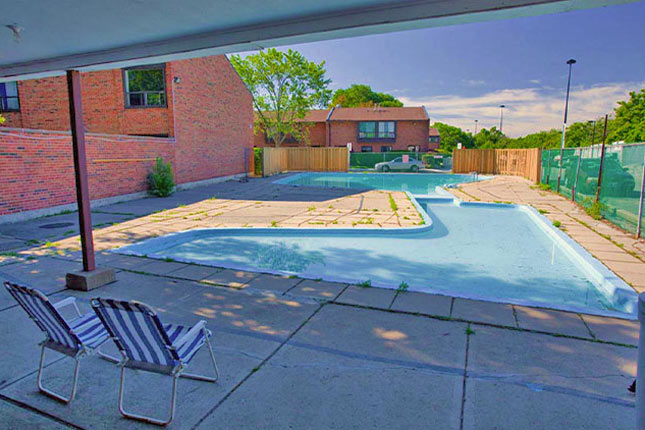 https://www.capreit.ca/wp-content/uploads/2021/11/Townhomes-for-rent-in-Toronto-68-Cassandra-Blvd-Pool.jpg