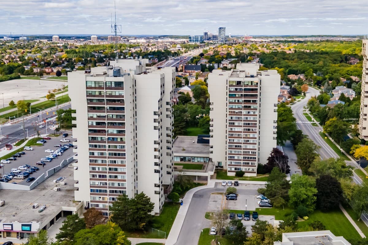 https://www.capreit.ca/wp-content/uploads/2021/12/White-oaks-oakville-ON-drone.jpg