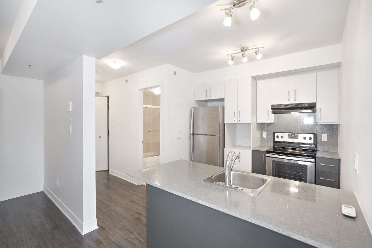 https://www.capreit.ca/wp-content/uploads/2022/03/Quartz-6500-Decarie-Kitchen-2.jpg