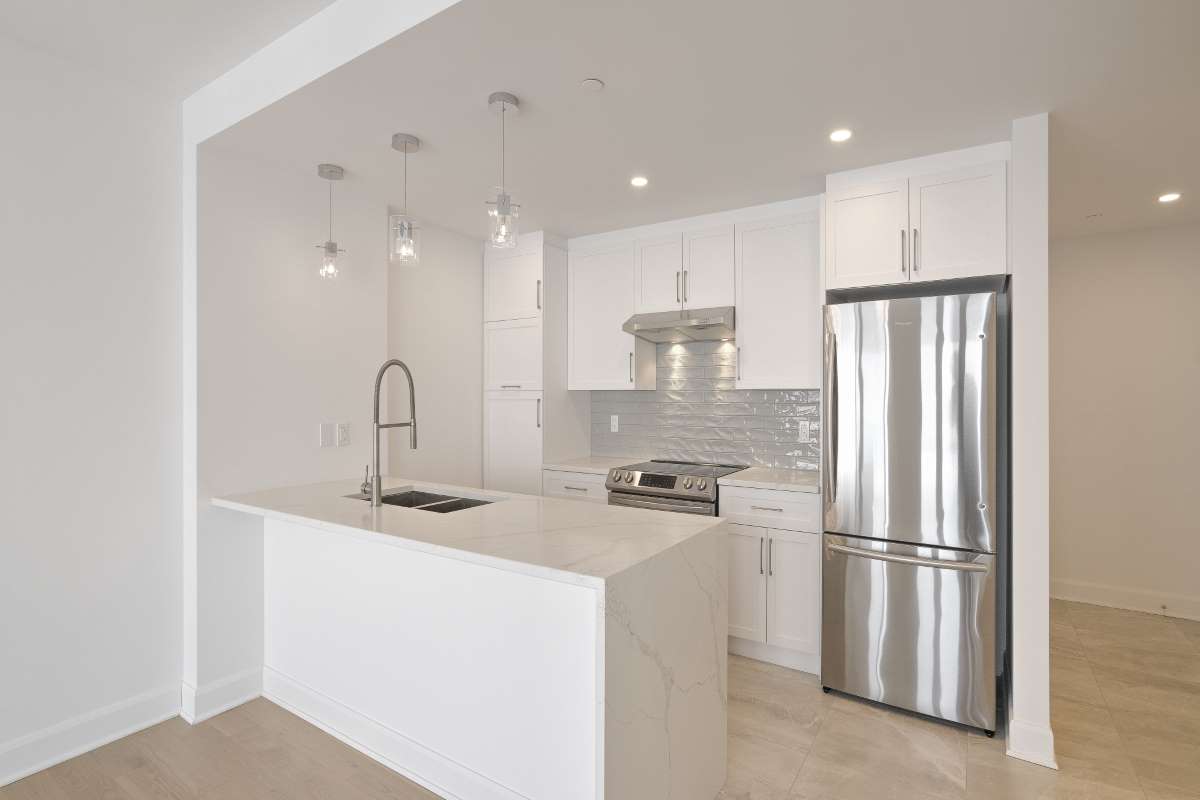 https://www.capreit.ca/wp-content/uploads/2022/03/Topaze-1555-Boul-Laval-Cuisine.jpg