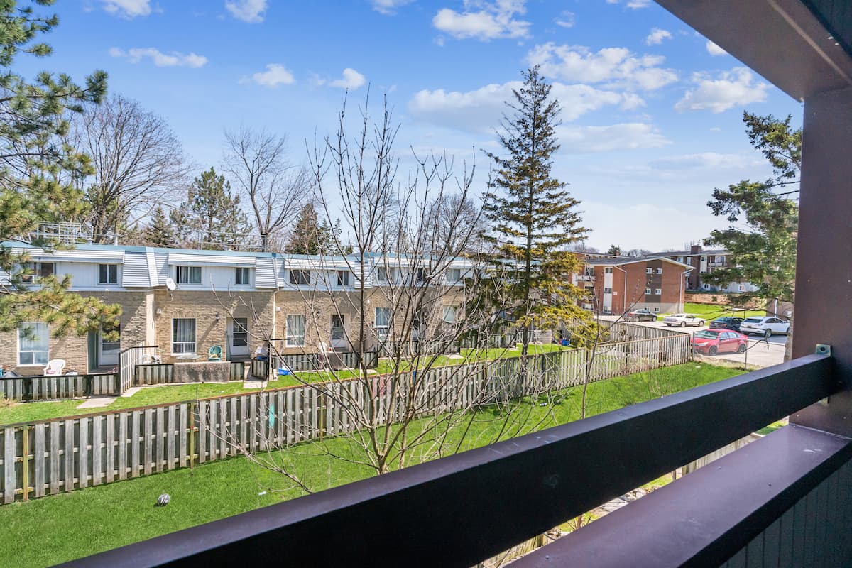 https://www.capreit.ca/wp-content/uploads/2022/05/9-churchill-townhomes-waterloo-ON-balcony.jpg