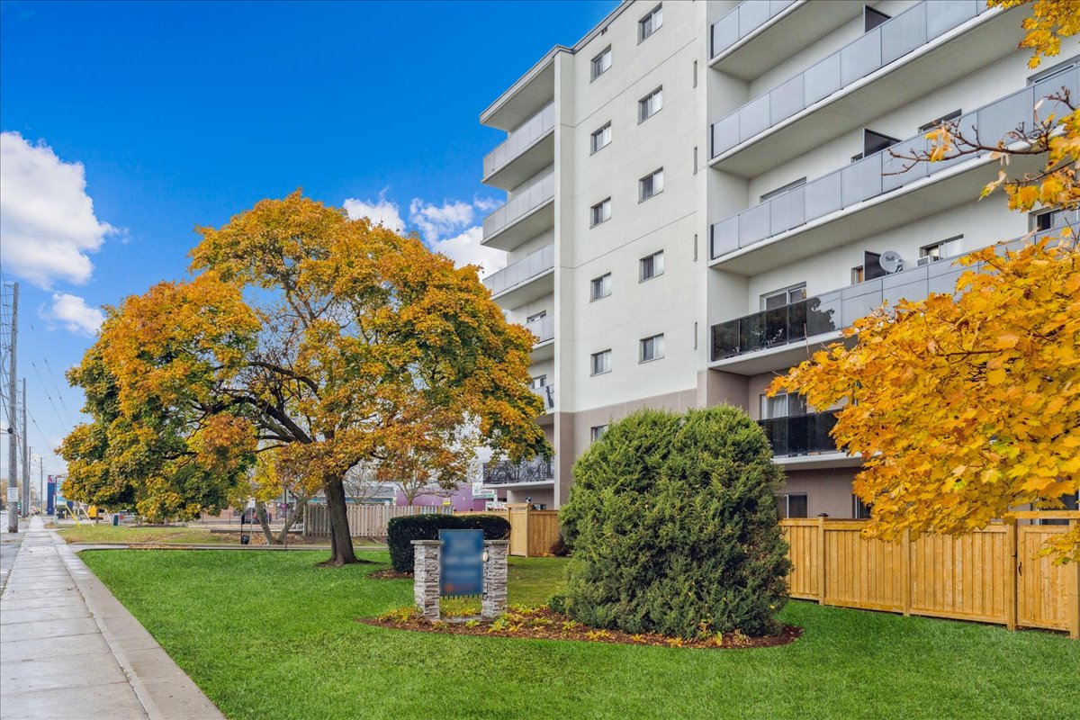 https://www.capreit.ca/wp-content/uploads/2022/11/32-DSC08124.jpg