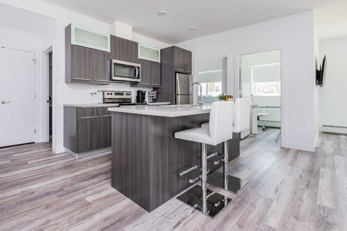 https://www.capreit.ca/wp-content/uploads/2023/04/Holyrood-Square-Apartments-Edmonton-Interior-Kitchen-01.jpg
