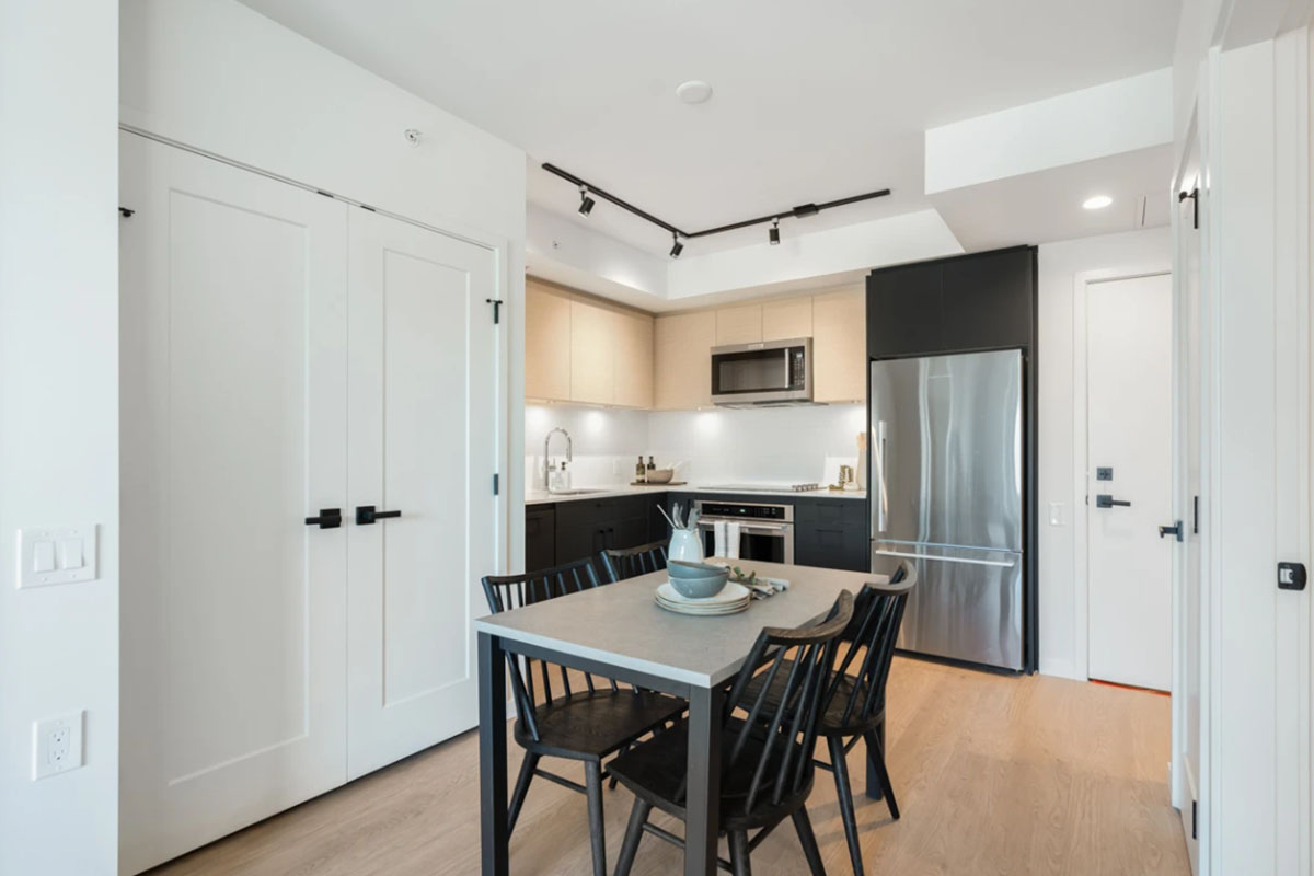 https://www.capreit.ca/wp-content/uploads/2023/12/Hub-Place-Vanvouver-_0011_2-Bed-Kitchen-.jpg